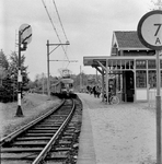 126289 Gezicht op het N.S.-station Soestdijk te Soest, met een naderend electrisch treinstel mat. 1946 van de N.S.